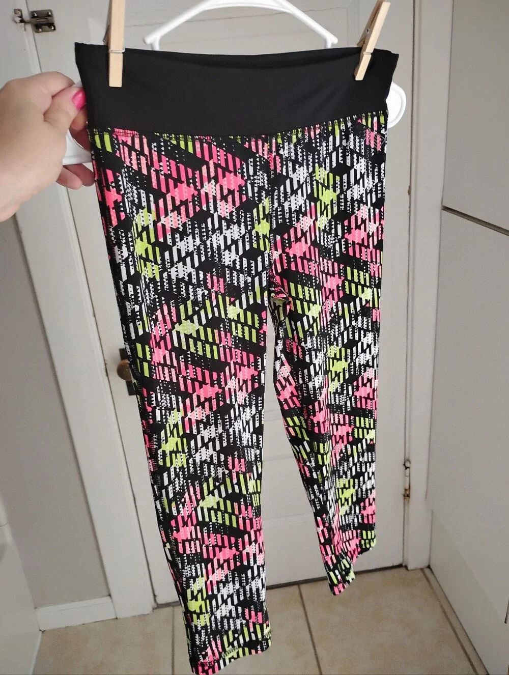 Juniors cropped neon athletic leggings
